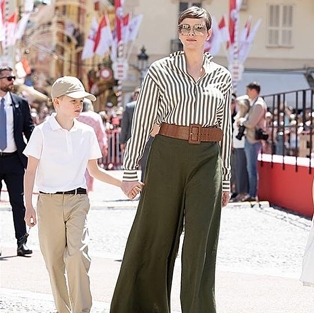 Charlène de Mónaco, acompañada del pequeño Jacques. 