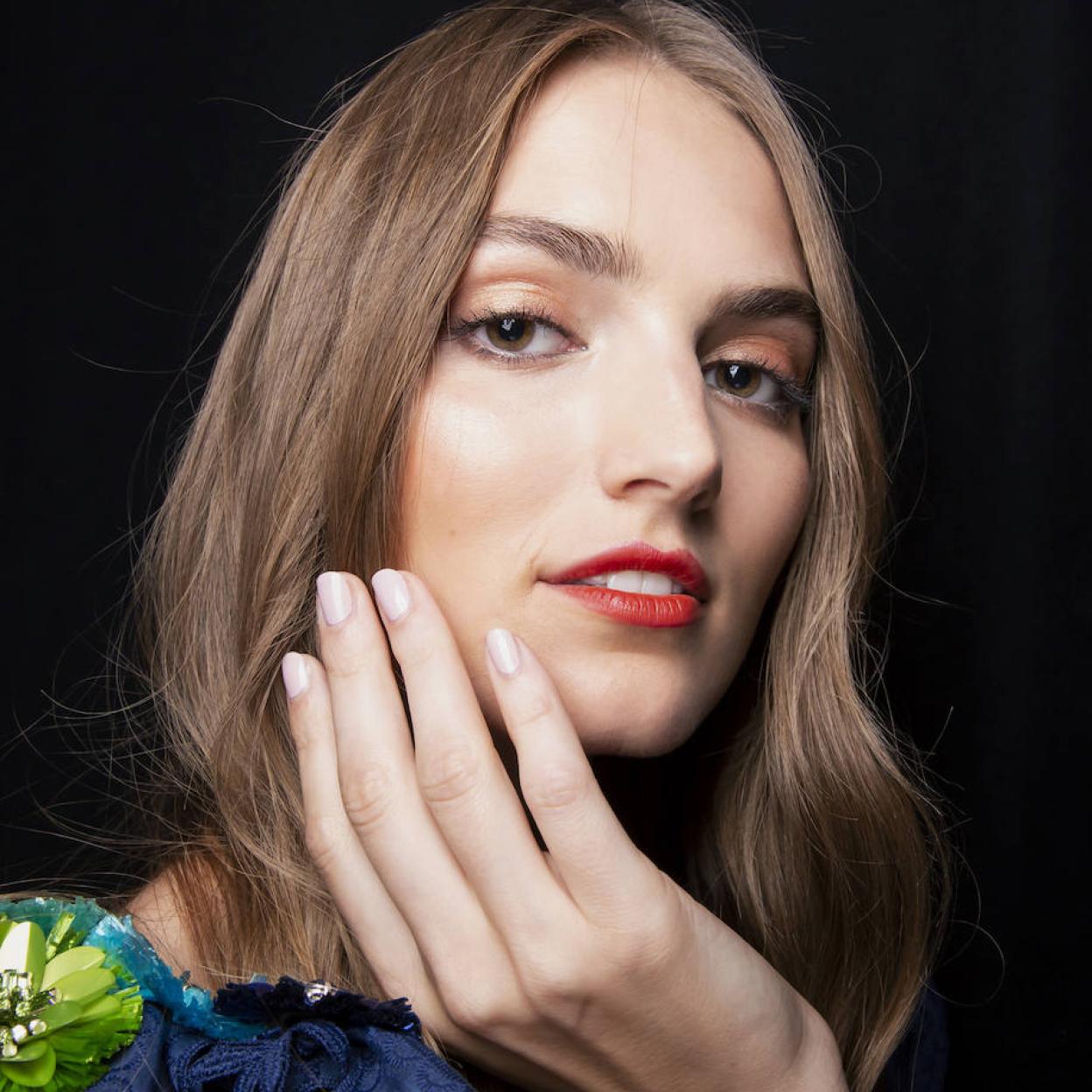 Modelo con manicura rusa