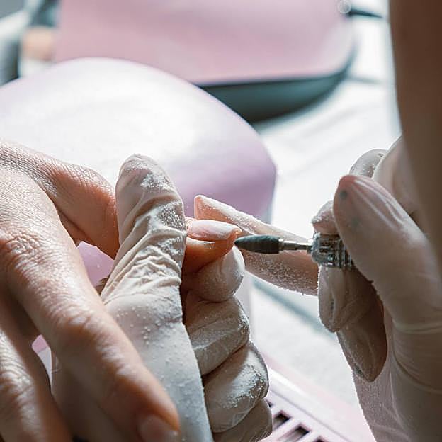 Profesional haciendo manicura rusa