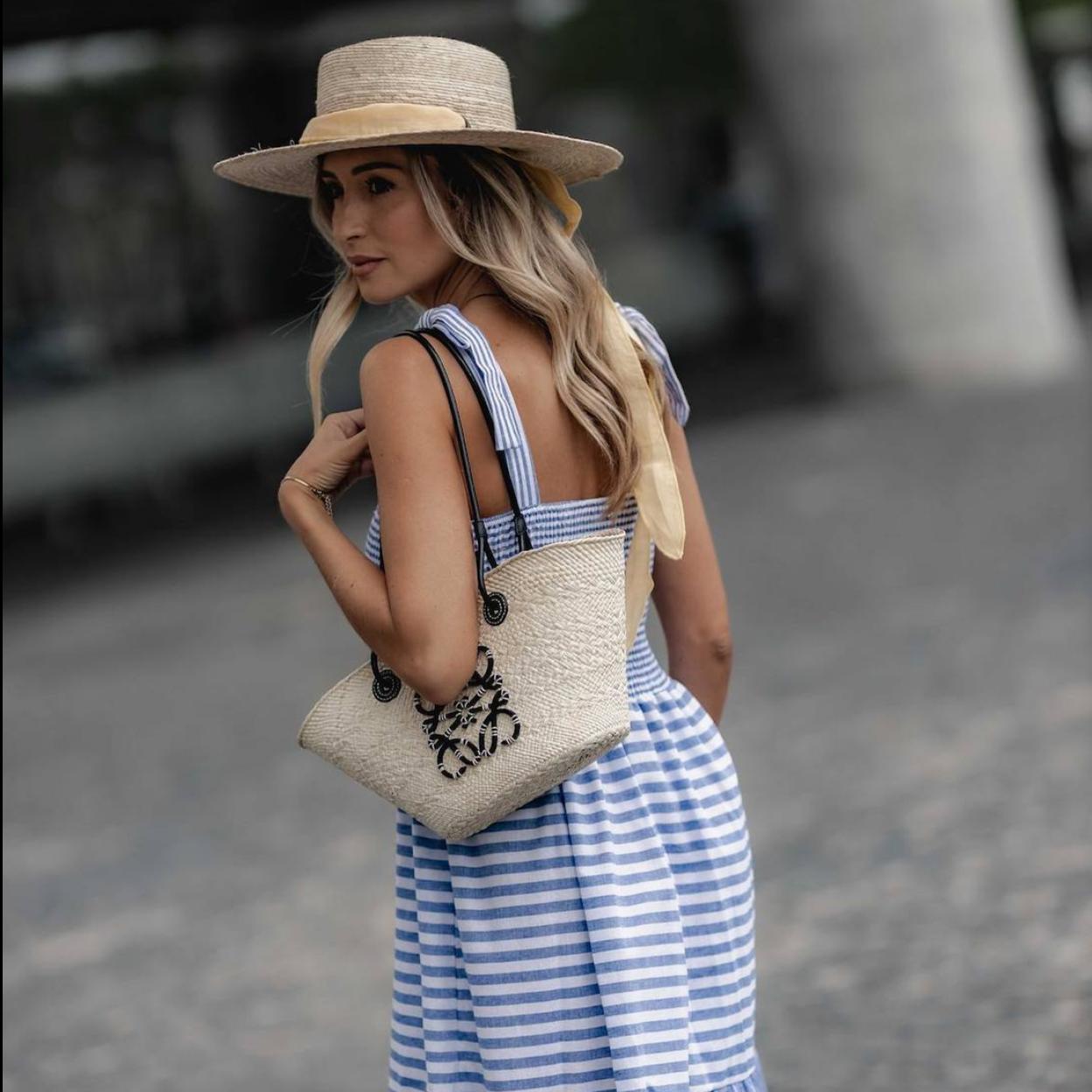 La influencer lleva un vestido de rayas