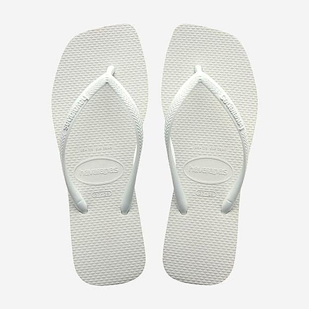 Chanclas en color blanco con puntera cuadrada (29,99 euros).