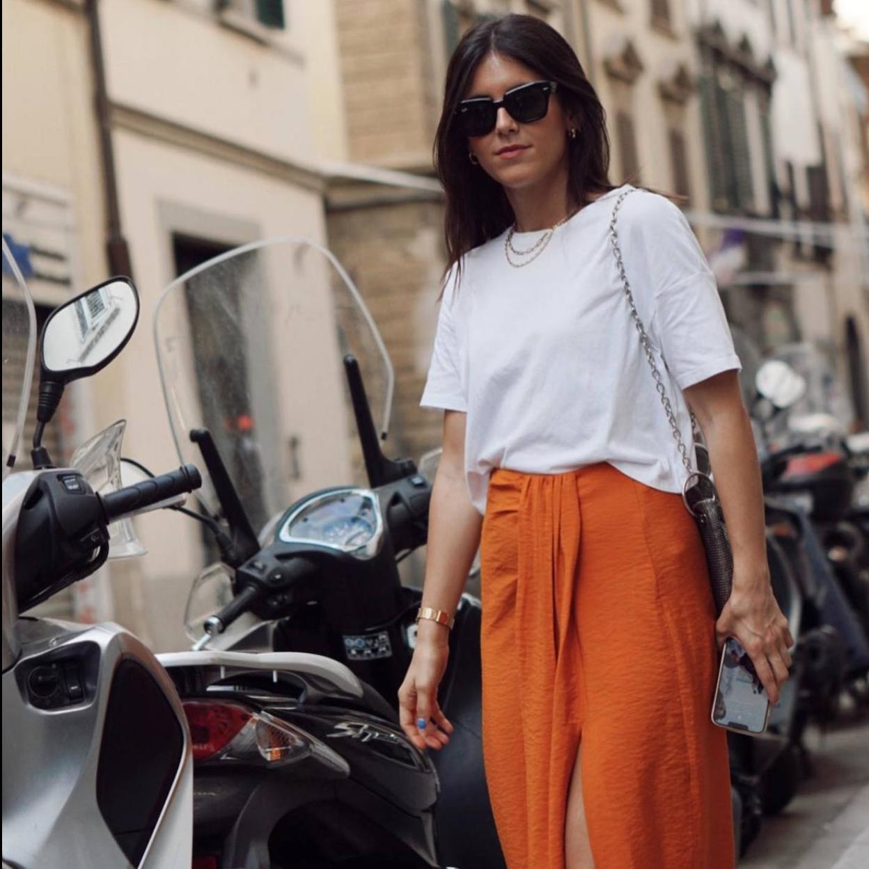 La influencer lleva un look con falda midi