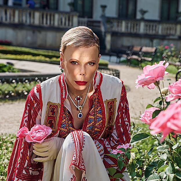 La princesa Kalina, con el símbolo nacional búlgaro, la rosa oleaginosa, que se cultiva en el país desde el siglo XVI..