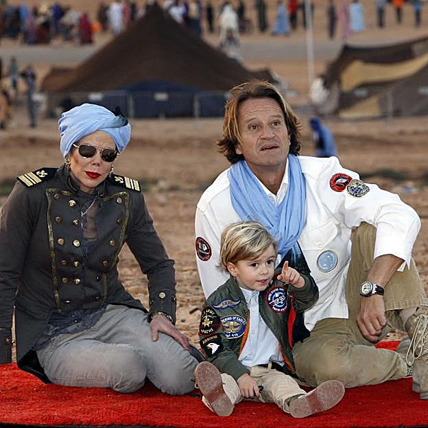 Kalina y Kitin, con su hijo Simeón en el festival Tan-Tan de Marruecos, el 13 de diciembre de 2010