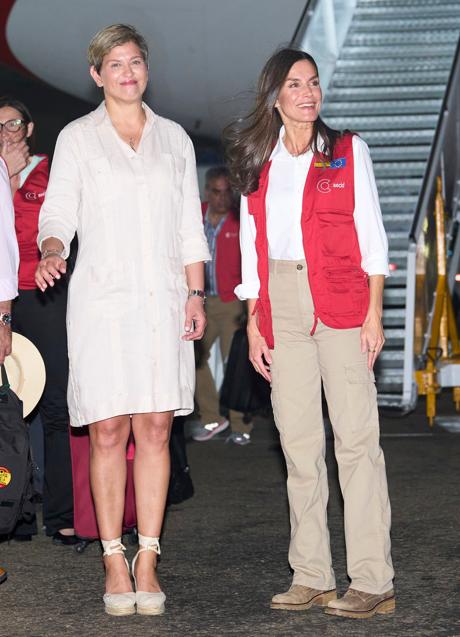Imagen - La primera dama de la República de Colombia, Verónica Alcocer, y la reina Letizia en el aeropuerto de Cartagena de Indias. / LIMITED PICTURES