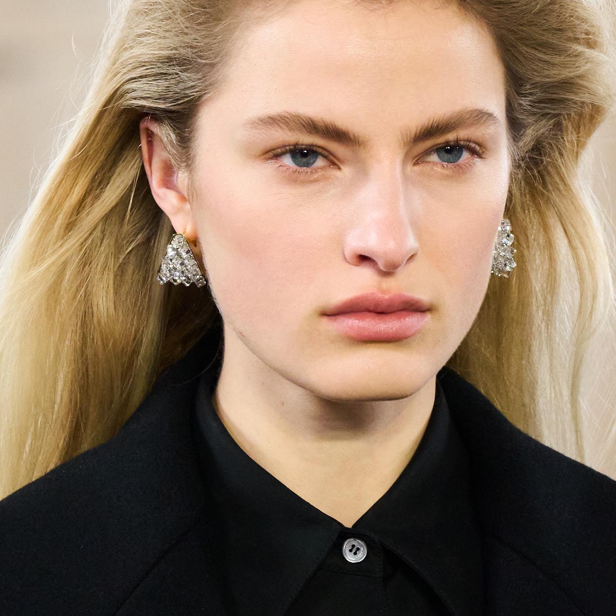 Modelo con la piel perfecta en la pasarela.