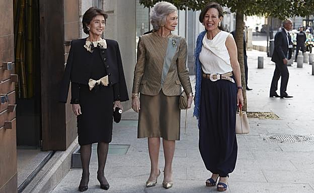 Dos estilos incomparables en dos generaciones de mujeres influyentes: el de la atrevida Ana Patricia Borín y el de Paloma O'Shea, su madre, y la reina Sofía. 