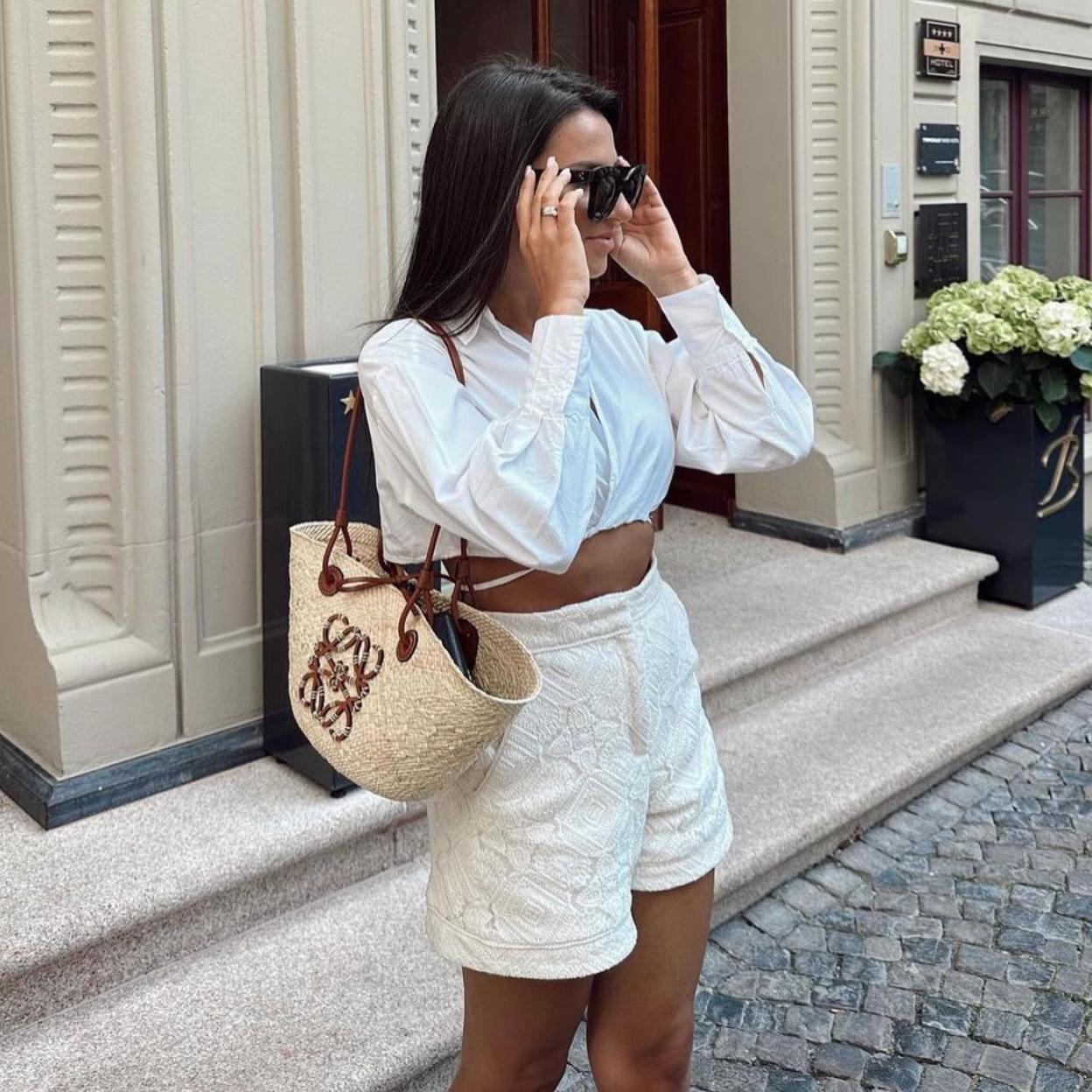 Una influencer con bermudas blancas.