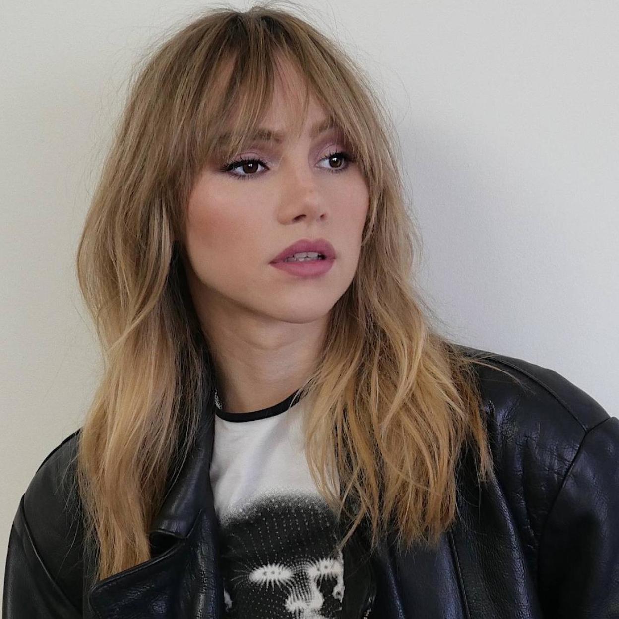 Suki Waterhouse con corte shaggy de pelo