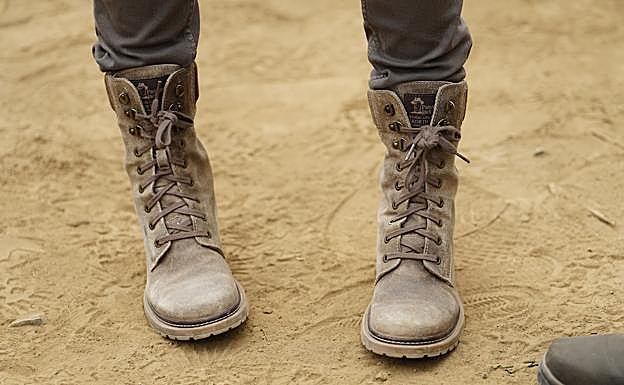 Crudísimo primer plano de las botas de exploradora de la reina Letizia, testigo de las horas de caminata que conllevan sus viajes de cooperación. 