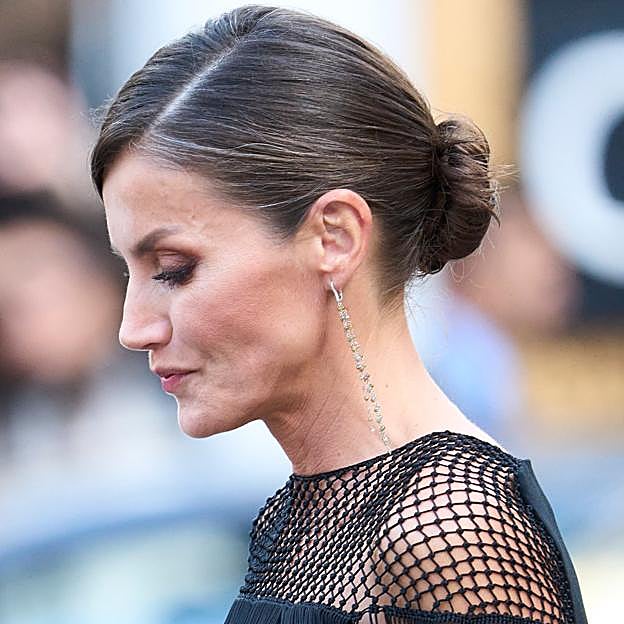 La reina Letizia con un moño bajo.