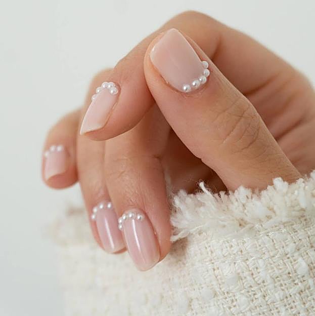 Uñas de invitada de boda con perlas decorativas