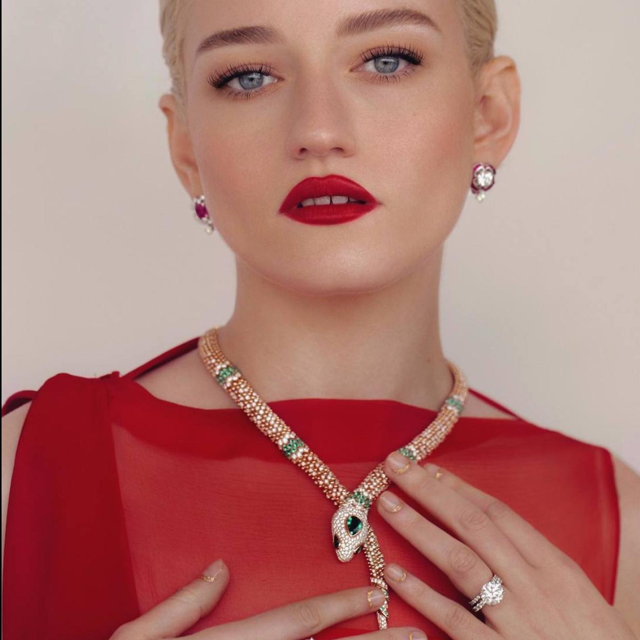 Julia Garner con manicura de uñas para boda