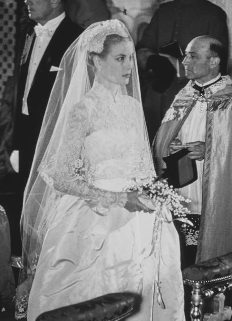 Imagen - Grace Kelly con vestido bordado de flores el día de su boda (1956). Foto: @forgracekelly.