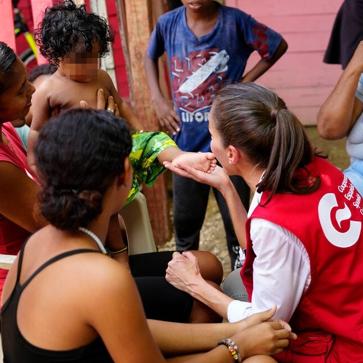 Imagen secundaria 1 - La reina Letizia con los niños.