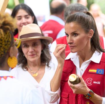 Imagen secundaria 1 - más humana y solidaria: Las mejores imágenes de la reina Letizia en Colombia
