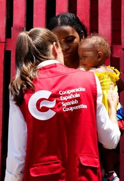 Imagen secundaria 2 - La reina Letizia con los niños.