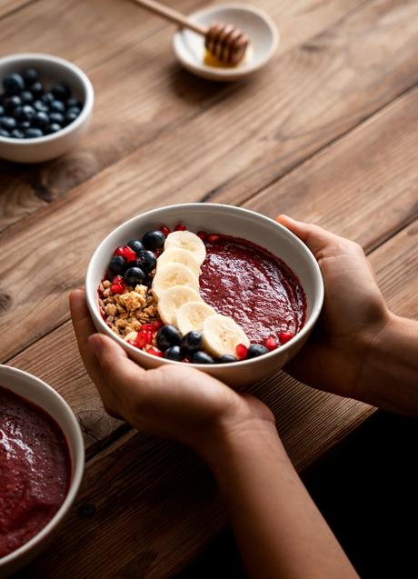 Imagen - Açaí bowl con plátano, arándanos y avena. / Imagen de Freepik.