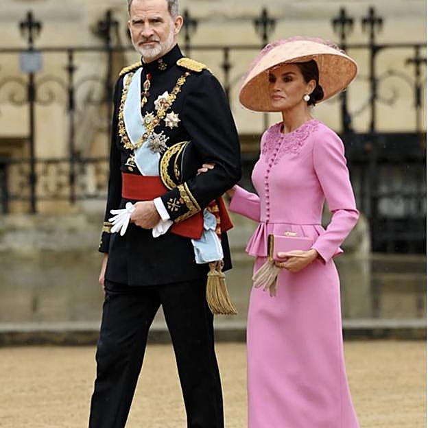 Imagen principal - Letizia y Rania en la Coronación de Carlos III y la reina española a su entrada en la misa por Felipe de Edimburgo, algunos meses después de su fallecimiento. 