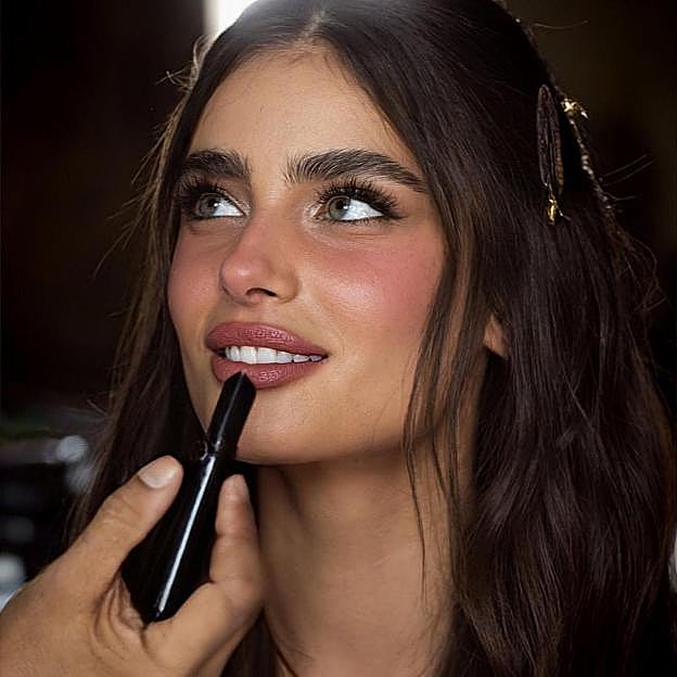 Taylor Hill con colorete en rosa.