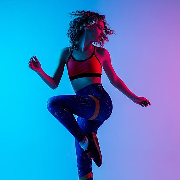 Mujer practicando zumba. 