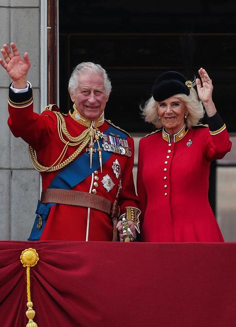 Imagen - El rey Carlos II y la reina Camilla, saludan desde el balcón de Buckingham Palace, tras asistir al desfile militar 'Trooping the Colour'. (FOTO: GETTY IMAGES)