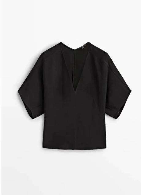 Imagen - Blusa negra con escote de pico de Massimo Dutti (29,95€)