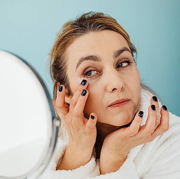 Mujer con ojeras hundidas