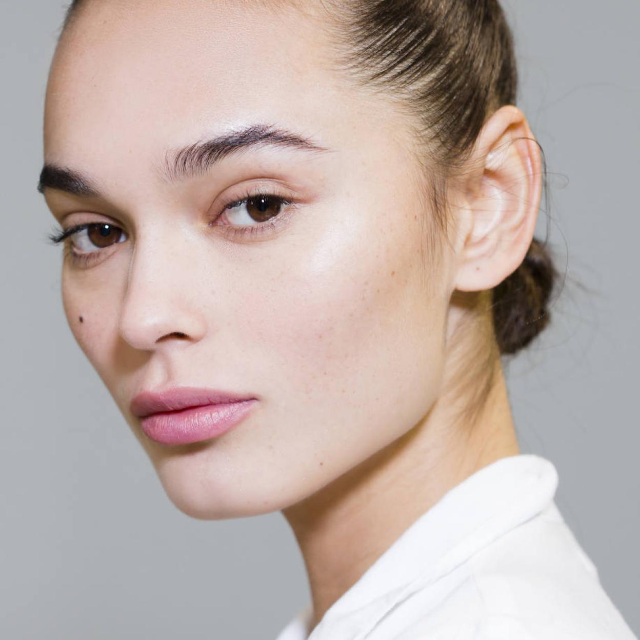 Modelo con piel bonita tras una rutina facial