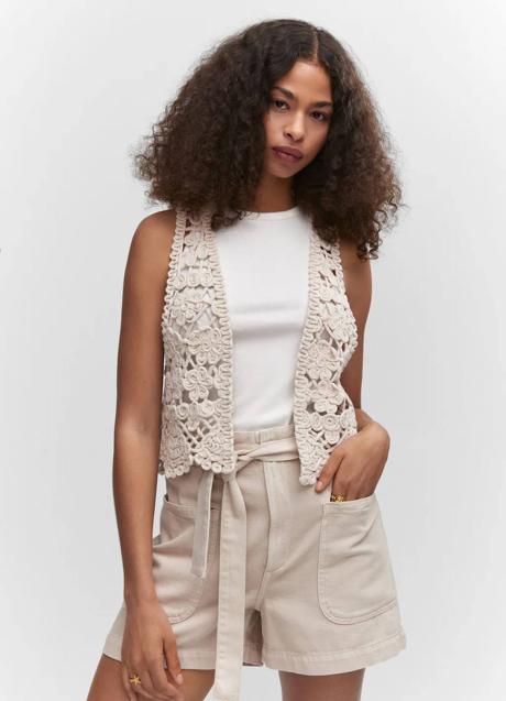 Imagen - Chaleco de crochet con detalles florales a tono