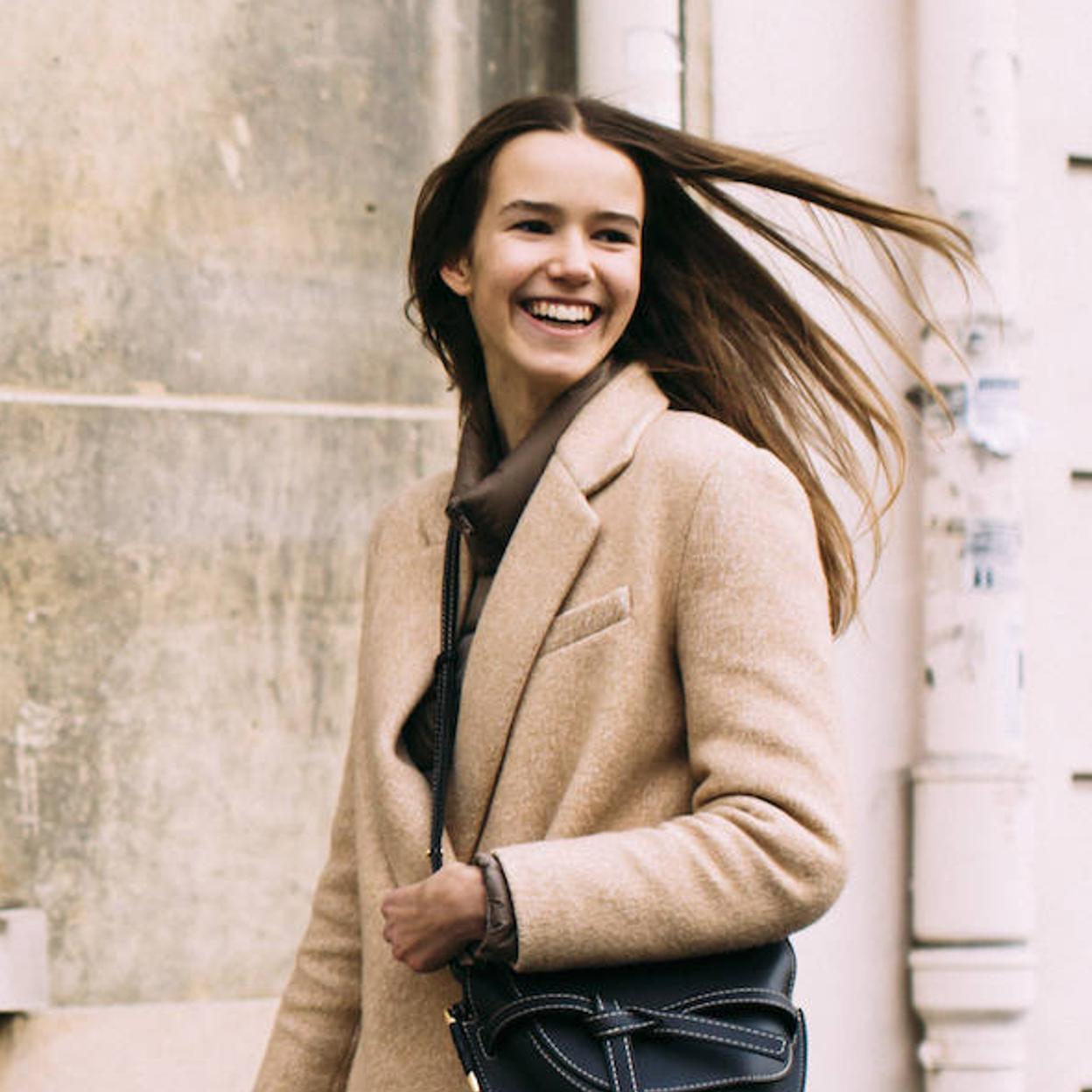 Modelo con pelo limpio al viento