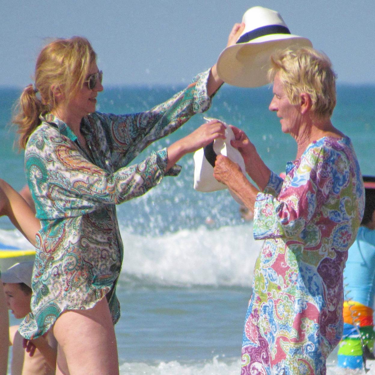 La complicidad entre Claire Liebaert y la infanta Cristina es innegable, como vemos en este momento de playa en Bidart, en las vacaciones de 2012. 