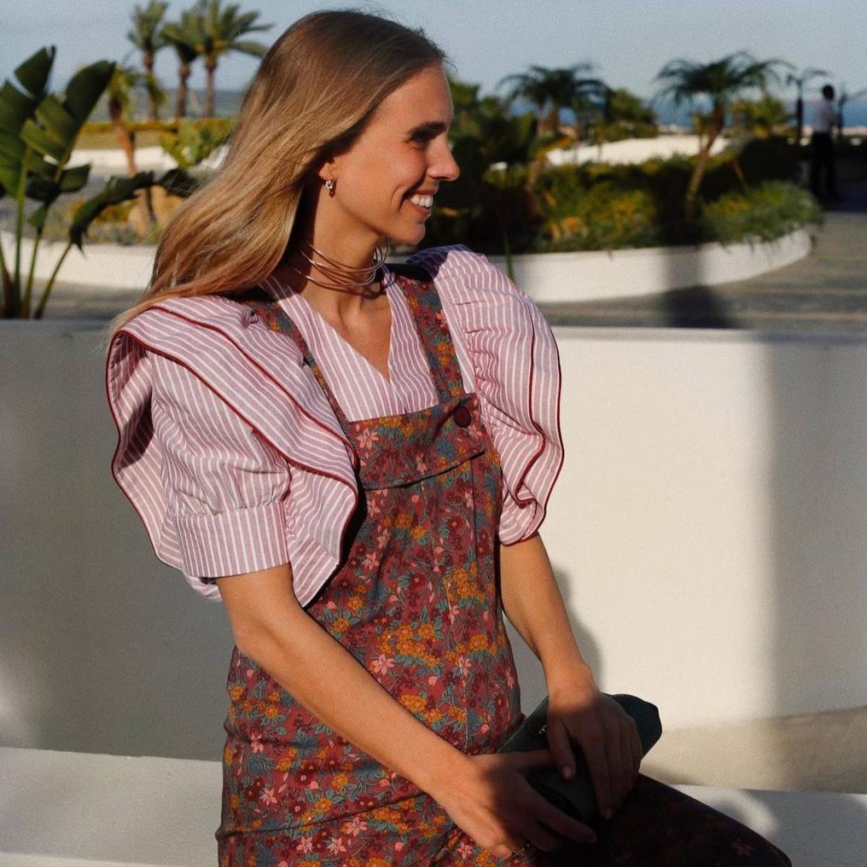 La influencer lleva un mono de flores