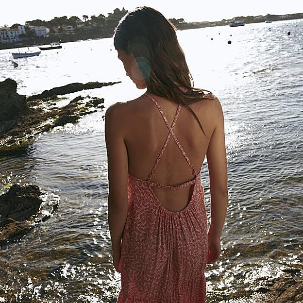 El vestido largo de 15 euros de Lefties que no te vas a quitar en todo el verano