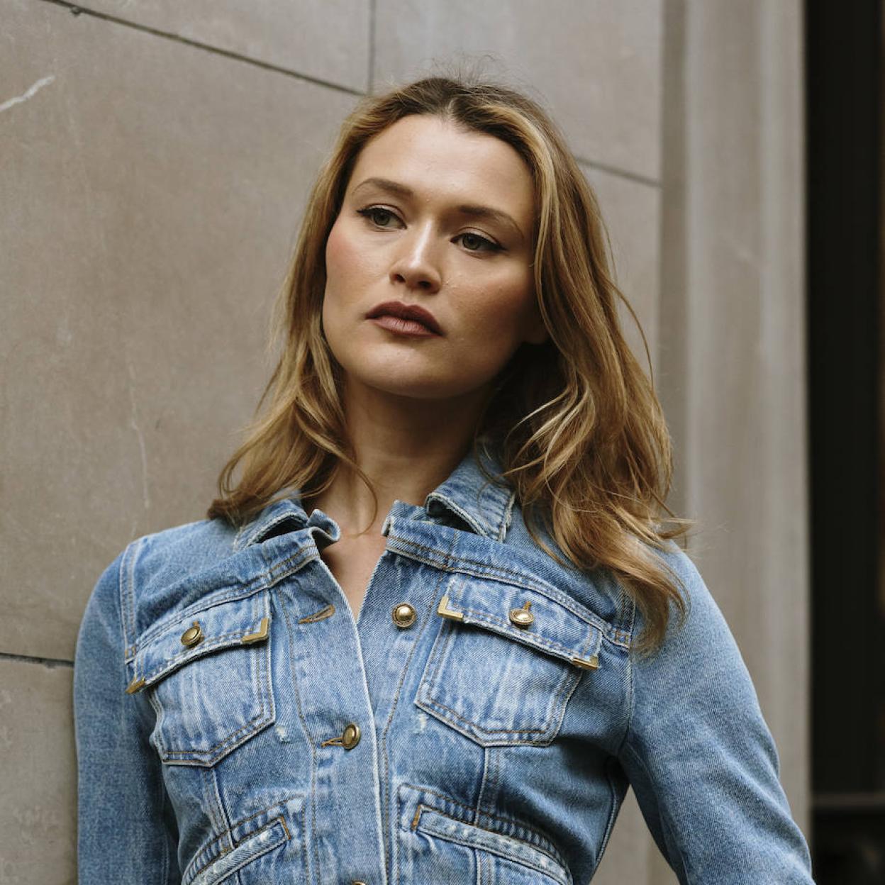 Influencer con look natural con base de maquillaje sin aceite