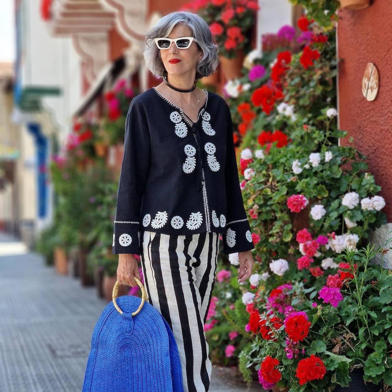 La influencer de más de 50 lleva una blusa con bordado