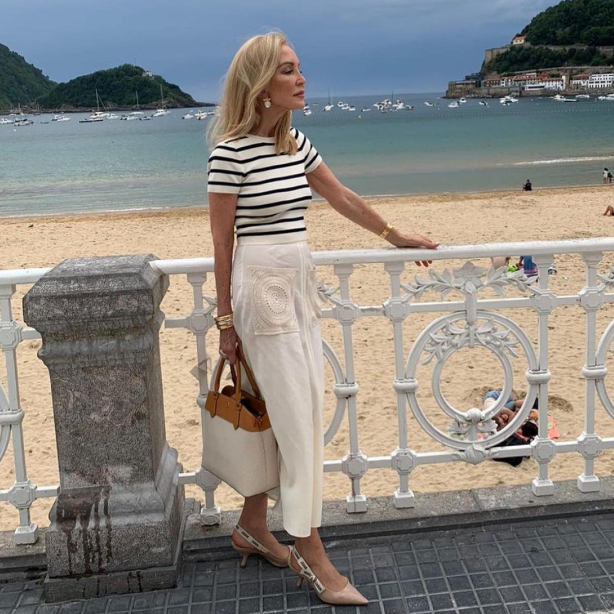 Carmen Lomana con un pantalón blanco.