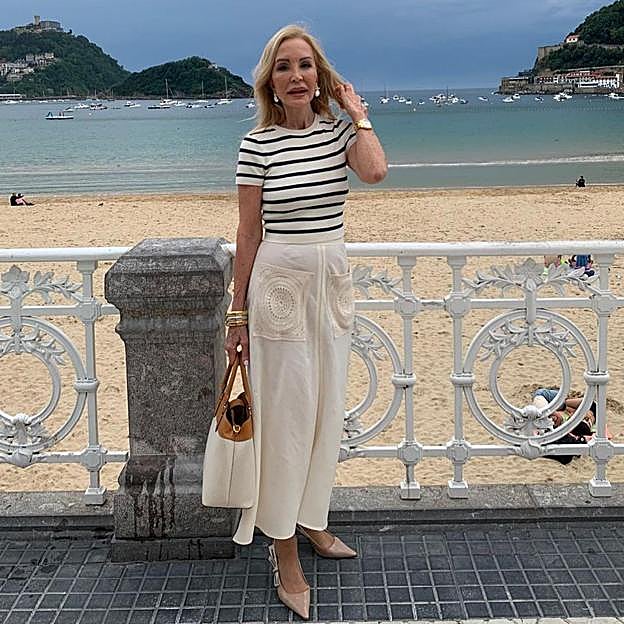 Carmen Lomana con un look cómodo y elegante.