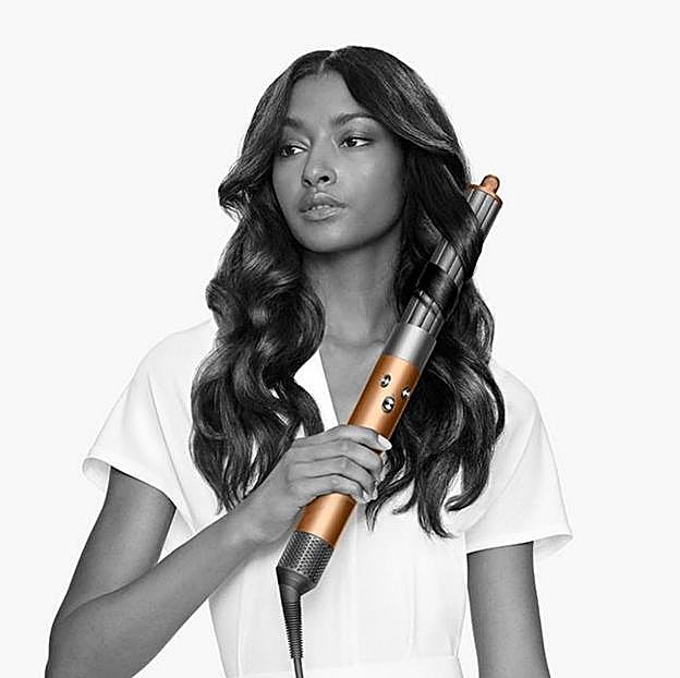 Chica utilizando el Airwrap de Dyson. 