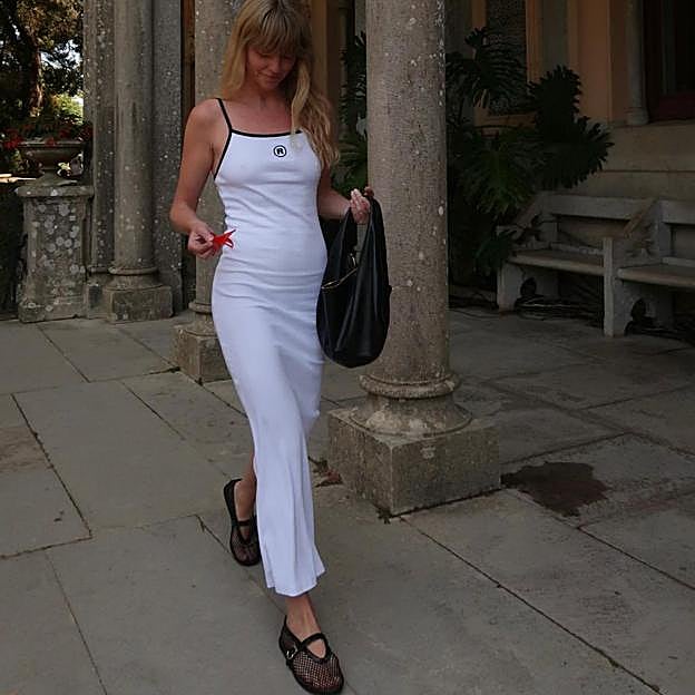 Jeanette Madsen con bailarinas de rejilla.