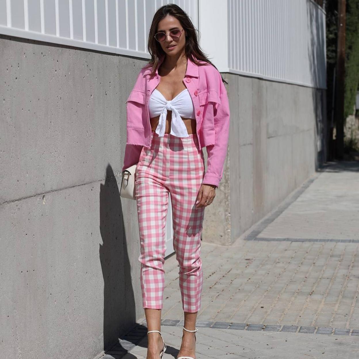 La influencer lleva unos pantalones vichy