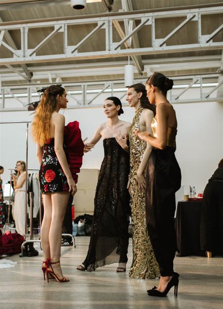 Imagen - Modelos en backstage con varios looks del último desfile de Redondo.