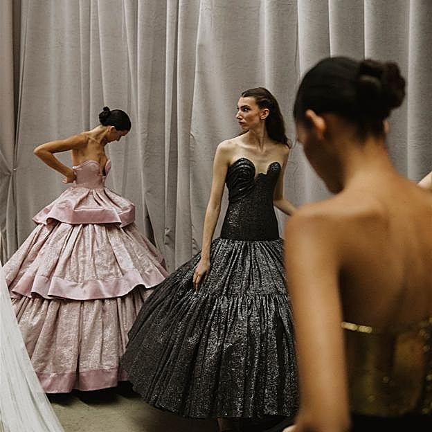 Imagen principal - Modelos en el backstage del último desfile de Redondo.
