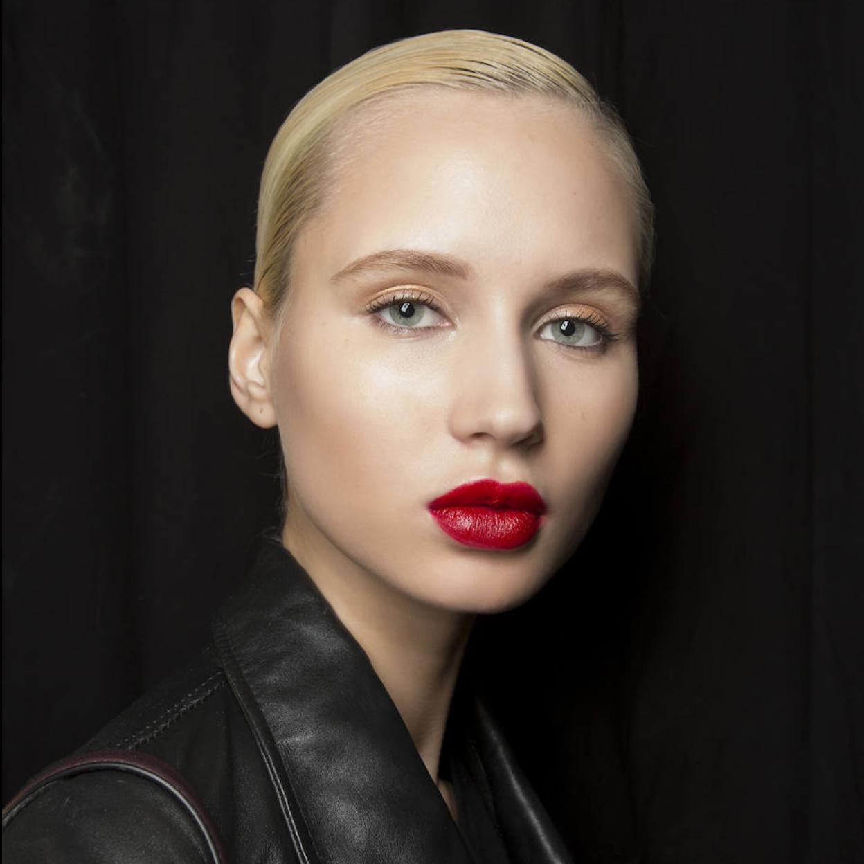 Modelo con labios grueso por voluminizador de labios