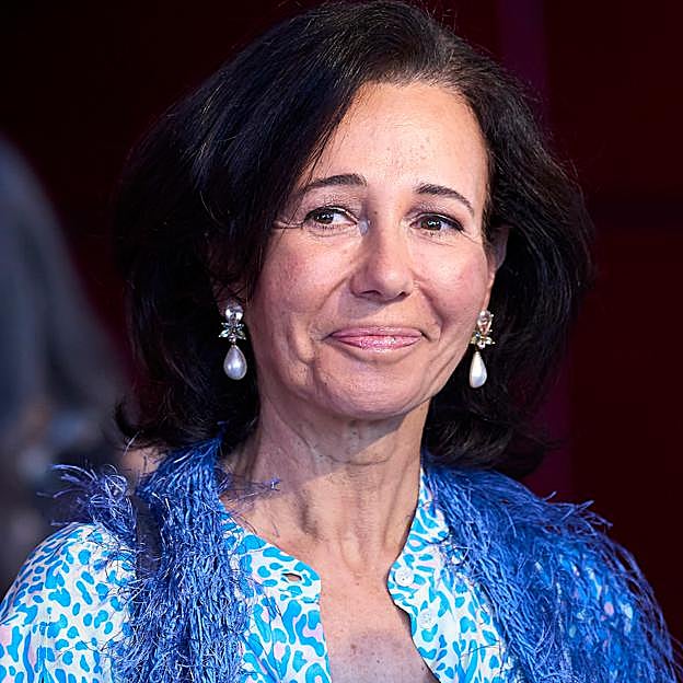 Ana Botín hace la competencia a la reina Sofía con un look original con sandalias de cuña (y el vestido está en Primark por 16 euros)
