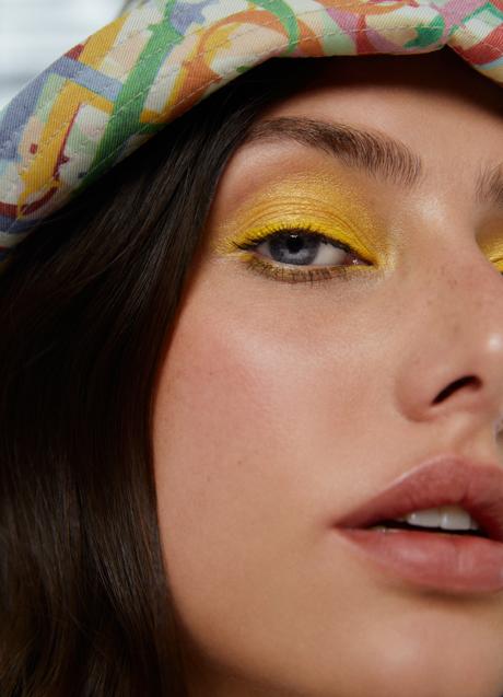 Imagen - La modelo lleva la sombra monodosis Shimmer en tono Gold de Herrera Beauty.