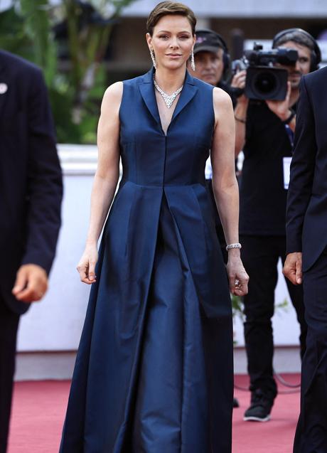 Imagen - Charlène de Mónaco lució por fin un vestido a la altura de su elegancia, aunque aún tienda al luto y al exceso de tela. (FOTO: GETTY IMAGES)