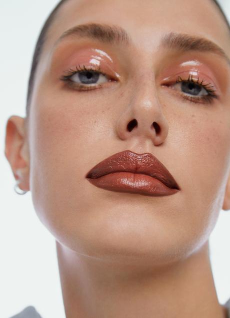 Imagen - La modelo lleva el tono 871 Maxi Kiss de la colección Good Girl Maxi Glaze de Herrera Beauty.