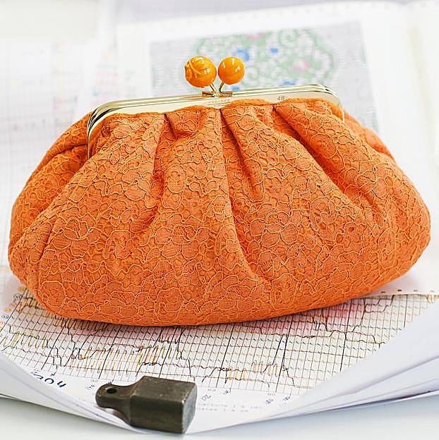 Imagen principal - El cierre de boquilla del bolso está rematado con dos bolas de cerámica creadas en la manufactura de Emaux de Longwy, con más de 200 años de tradición artesanal y el sello de Empresa Patrimonio Vivo de Francia.