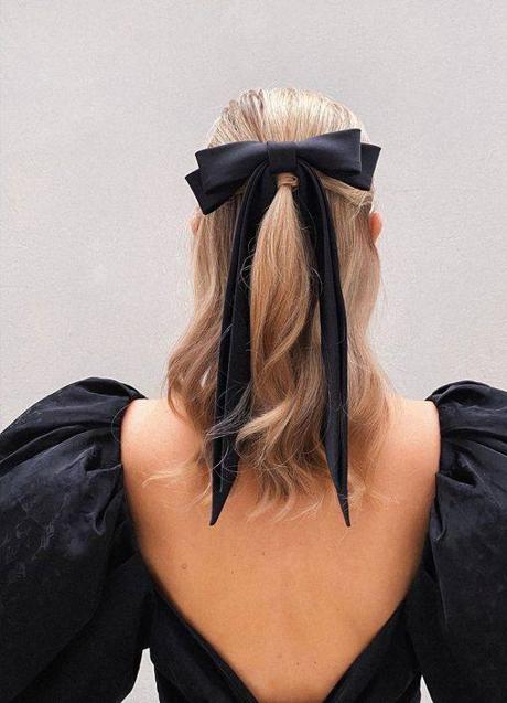 Imagen - Peinado para pelo liso tendencia 2023 con lazo en el cabello